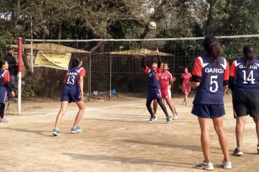 which sports facilities are available at Kalindi College