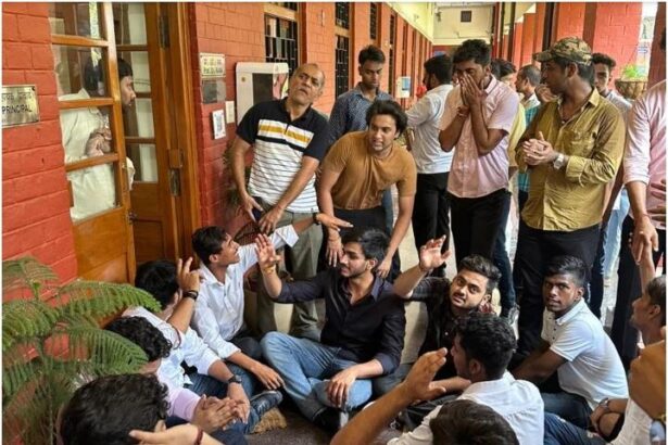 students protest against the infrastructure problem in DU